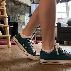 converse womens size 10/mens 8.5 dark blue